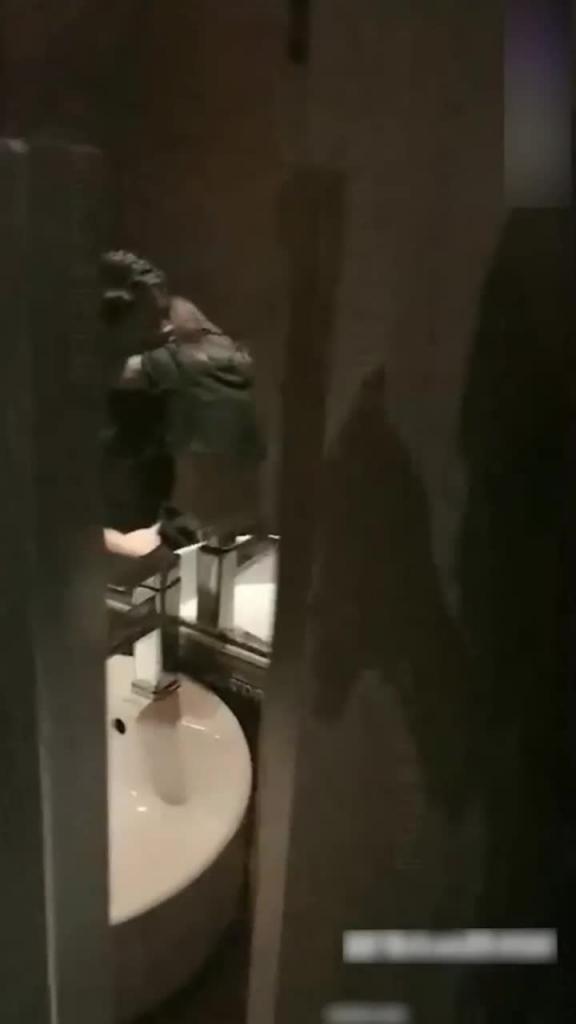 【KTV真实酒吧醉奸】无知的女孩在酒吧被灌醉被带到厕所强奸，迷迷煳煳中被渣男拿走第一次，看了还敢让你女朋友去酒吧吗！ 预览截图 2