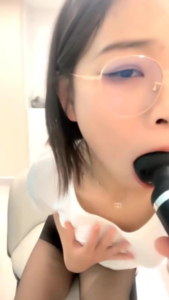 【主播】风骚眼镜小妹道具自慰 预览截图 1