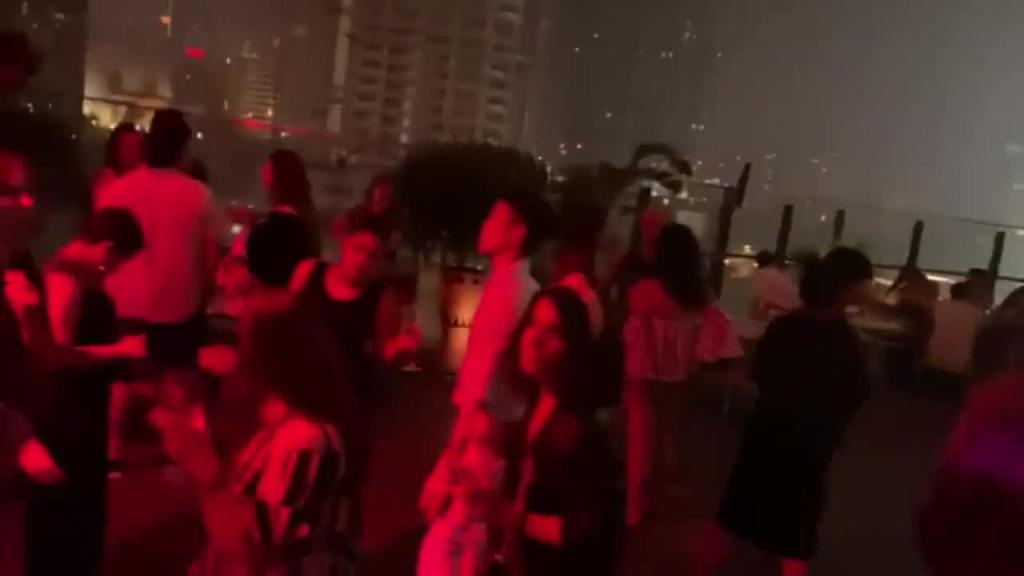 北京美女模特与大屌男友穿黑丝情趣内衣客厅卫生间做爱 预览截图 9