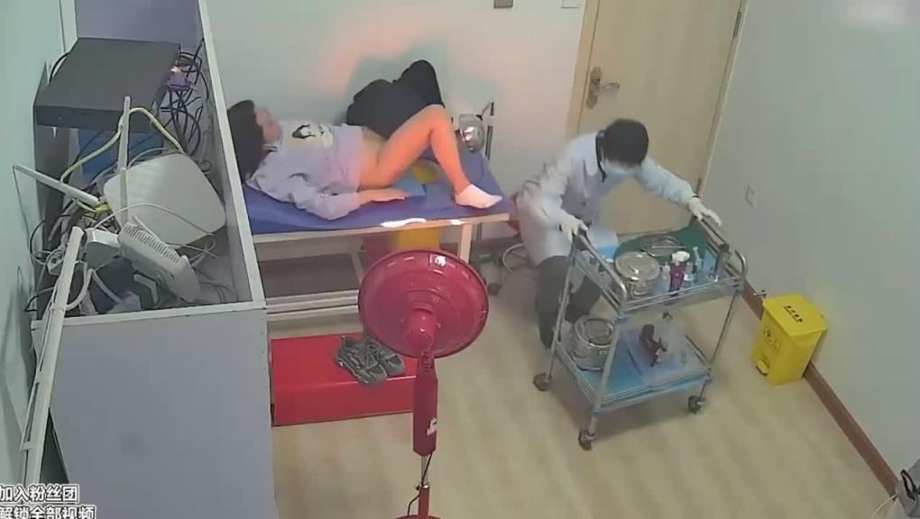 【医院监控】少妇医院检查阴道被女医生扒开仔细观察 预览截图 7