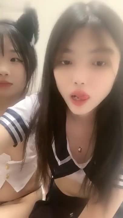 三个极品黑丝制服小靓妹跟两个排骨小哥激情5P大秀直播表演,互动狼友撩骚不断,揉奶玩逼口交大鸡巴各种抽插 预览截图 2