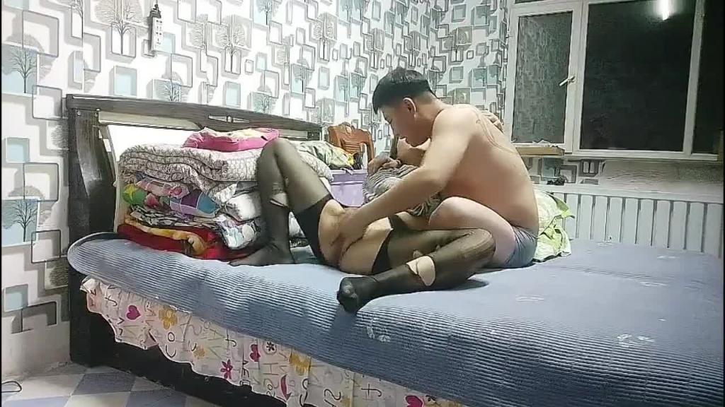 淫荡乱伦骚货小姨 开档黑丝勐扣穴 预览截图 3