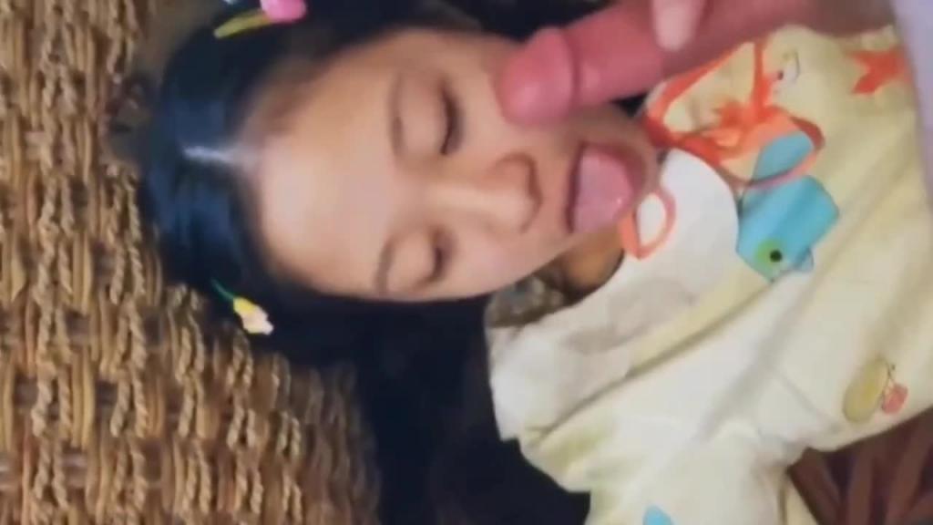 [真实父女乱伦]禽兽父亲忽悠女儿和自己做爱玩弄女儿小穴 预览截图 12