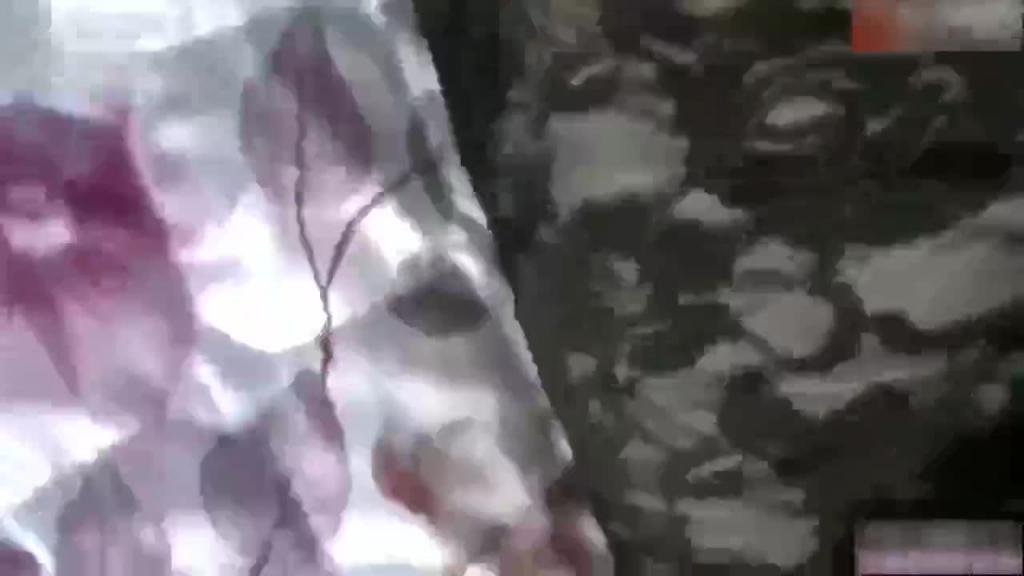 放学回家操亲妈,回家不小心看到妈妈的白虎逼,趁机猥亵摸出水插入 预览截图 2