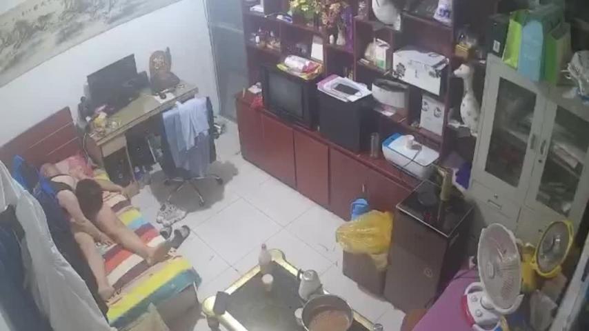 【公司监控】女财务下班不回家被领导潜规则按在沙发上被后入 预览截图 3
