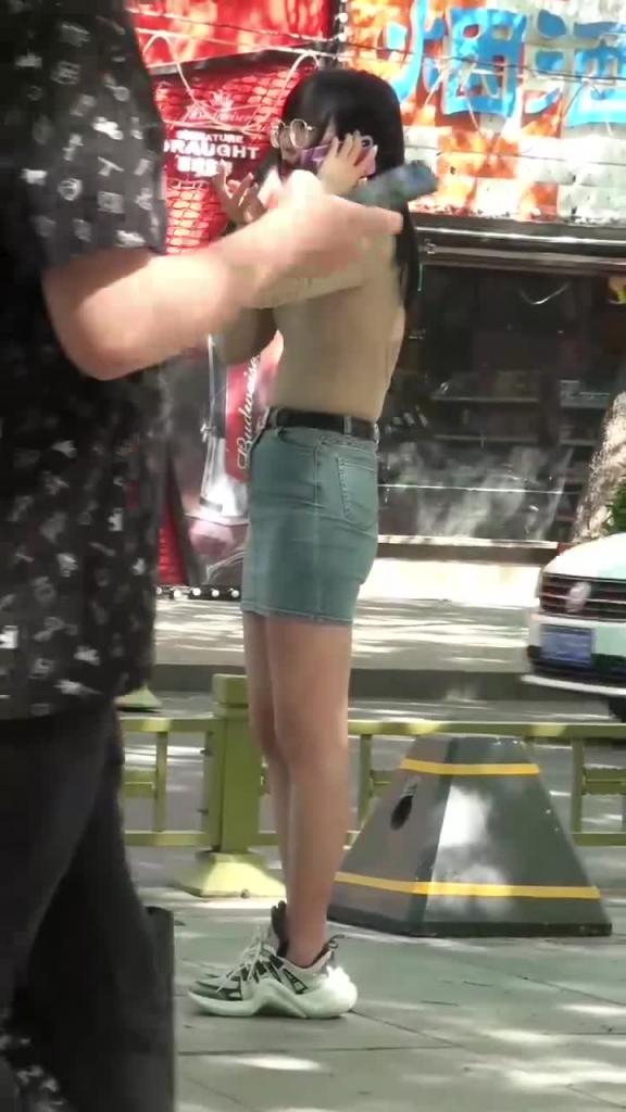 牛逼大神广州街头偷拍抄底50位美女，美女如云正街大神极限抄底超多气质小姐姐裙内，超正美女没穿内裤 预览截图 10