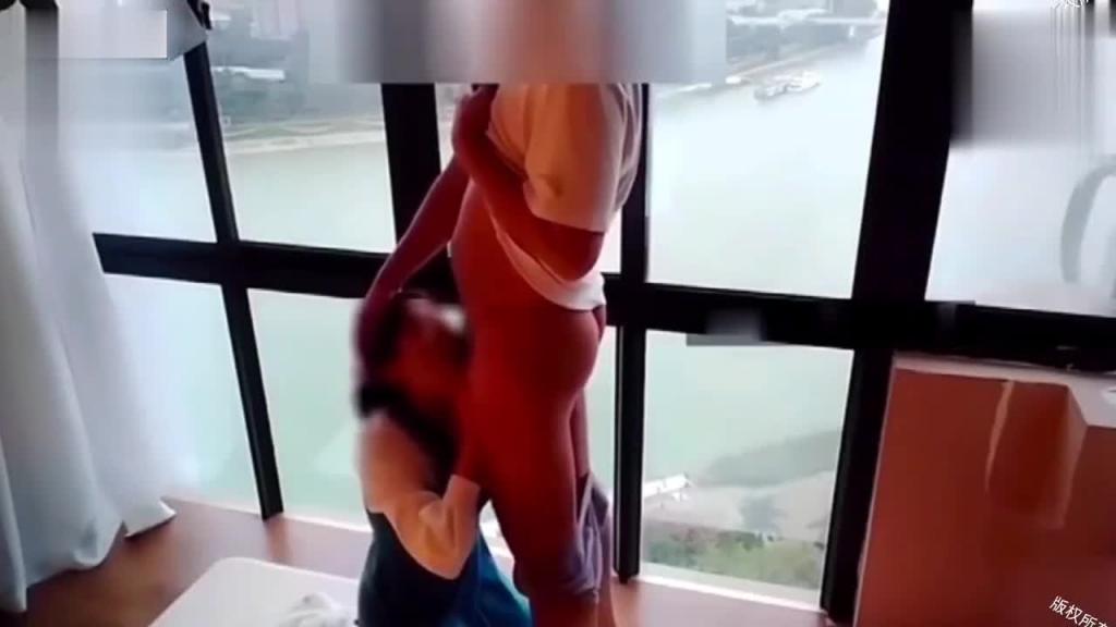 【强操逃课少女】清纯眼镜萝莉逃课跑出去玩被班主任抓住趁机威胁叫家长不然就让他操 预览截图 2