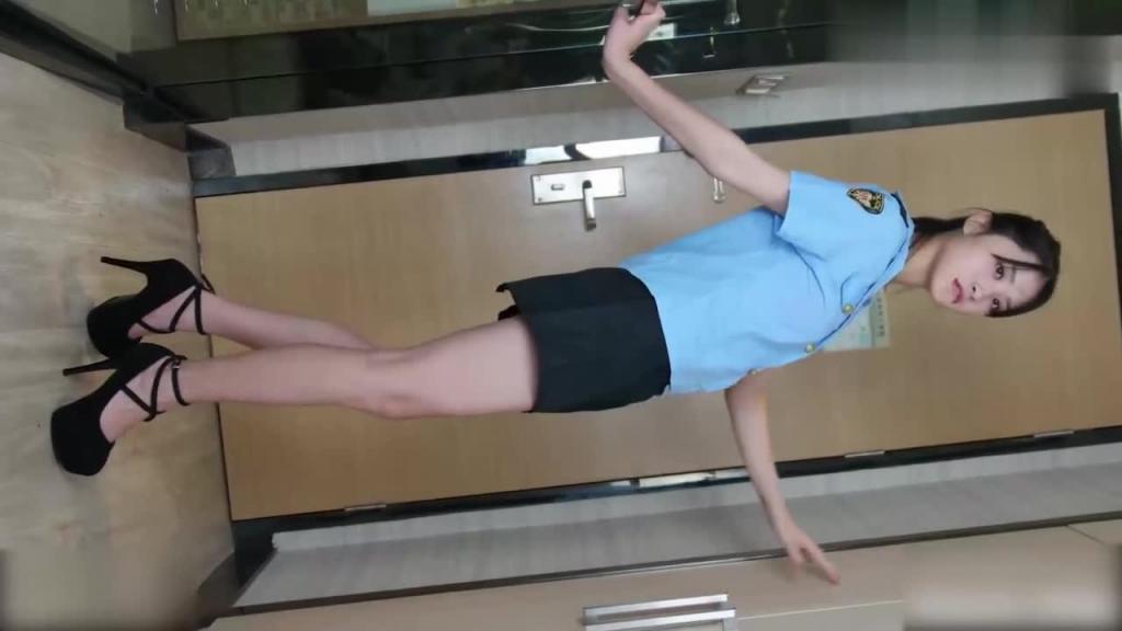 【女警】女警玩着真刺激 穿着警服给我口 预览截图 1