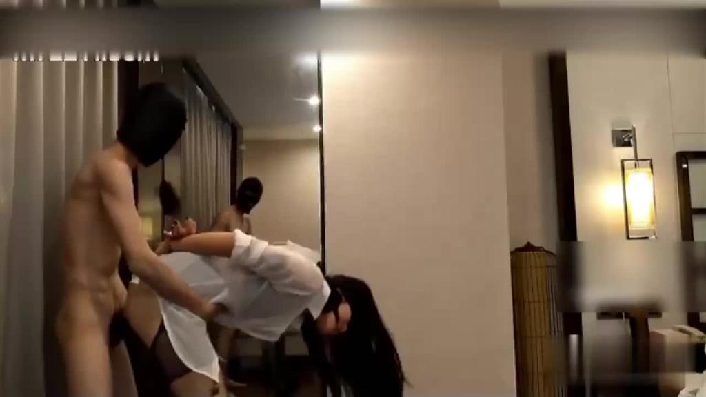 反手捆绑蒙眼 撕破黑丝桌上后入 预览截图 8