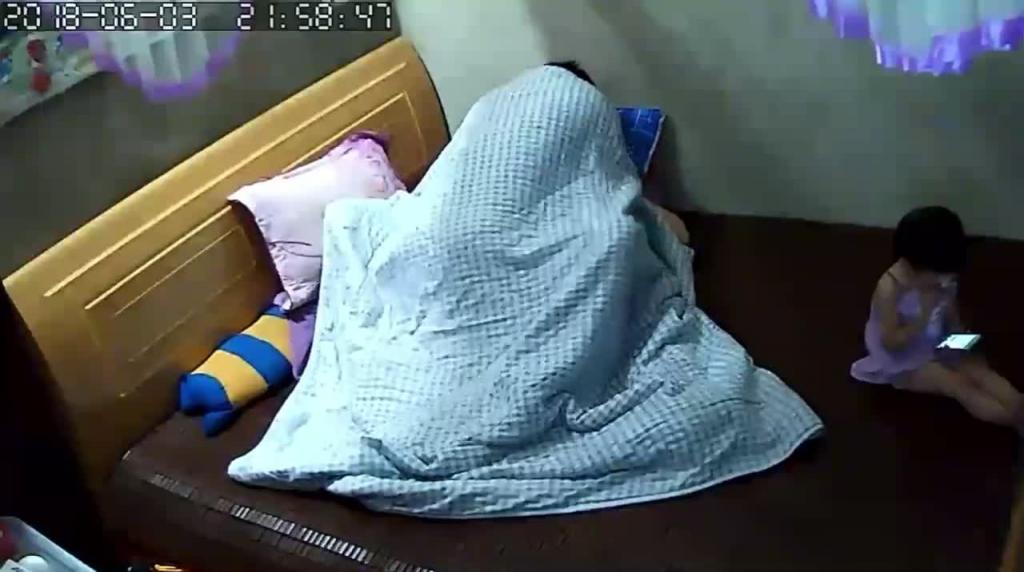【监控破解】爸爸教儿子如何操妈妈,性教育要从小抓起 预览截图 4