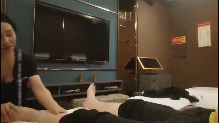 【探访按摩店】露脸40岁熟女技师保养的很好浓毛大黑逼,套路教科书式操逼 预览截图 1