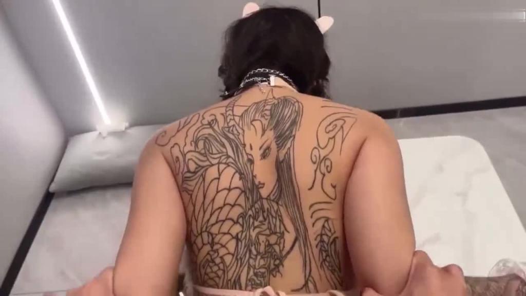叛逆期妹妹偷偷去纹身,遭遇亲哥惩罚,强上亲妹内射白虎逼! 预览截图 9