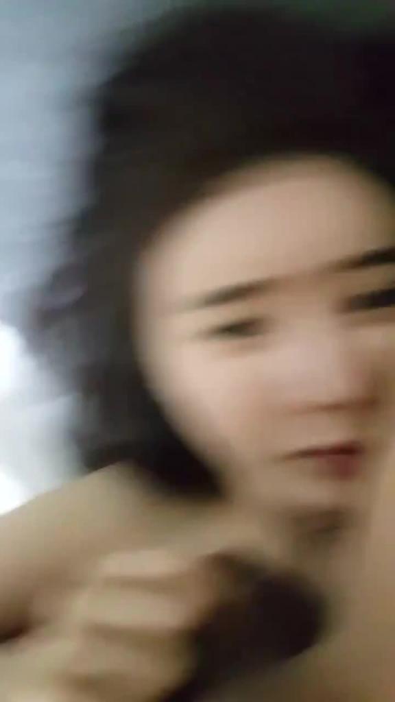 母狗还没睡醒就被强制口爆中出 预览截图 2