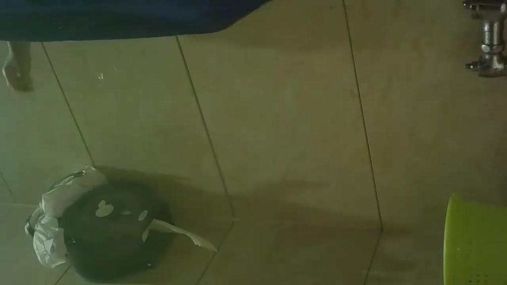 厕拍从精心挑选出来,年轻妹子漂亮露脸 预览截图 2