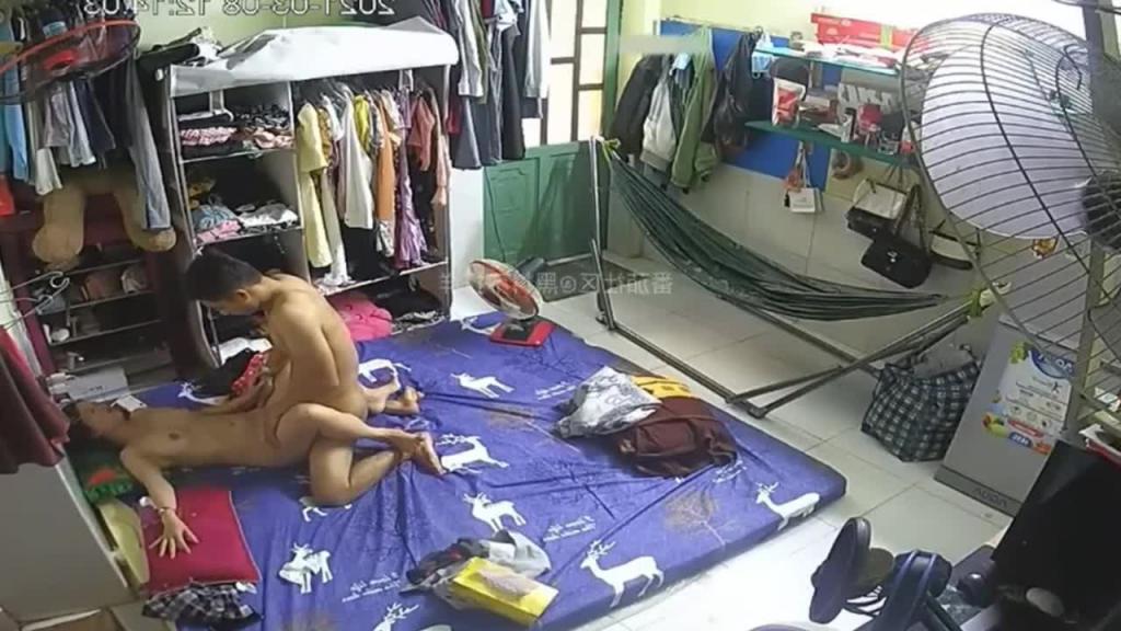 【父女乱伦】真实居家监控,爸爸超会舔颜射女儿,满脸都是 预览截图 11