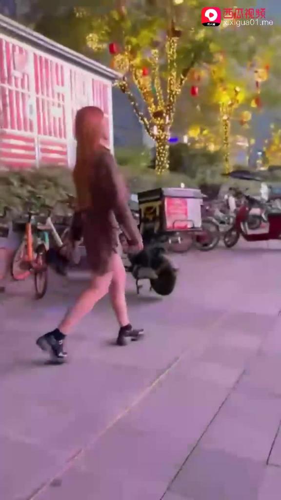 【街拍精选】稚嫩学妹们的可爱裙底，还有不穿内裤的 预览截图 9