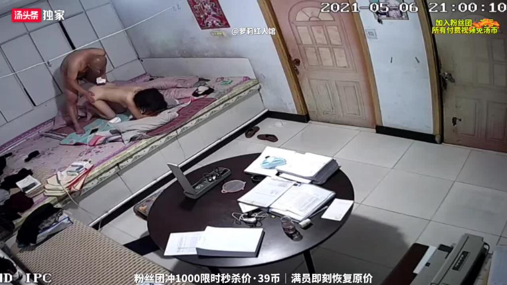 【破解摄像头】父女乱伦·女儿作业还没写完就被光头老爸拉到床上操,爸别射我里面不是安全期 预览截图 10