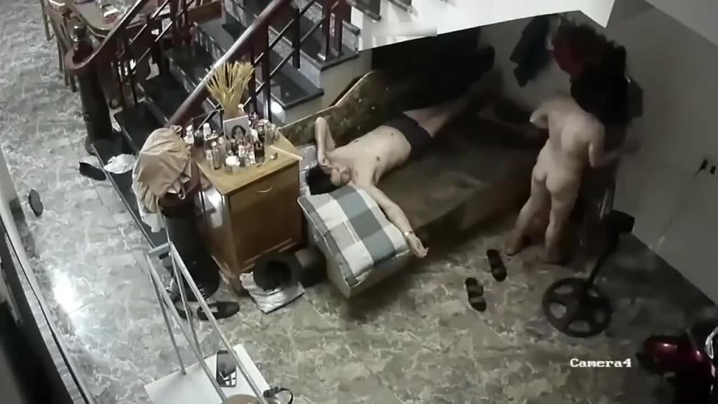 【淫荡婆婆】监控记录婆婆当着孙子面脱内裤!2/2 预览截图 2