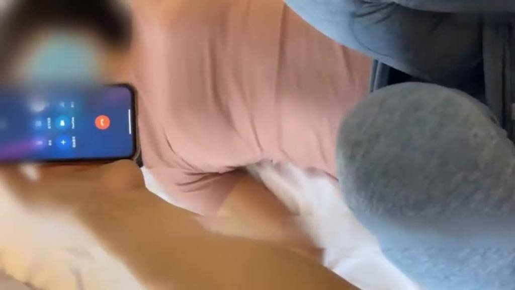 偷情给老公打电话!骗老公说和闺蜜逛街、其实是在挨操 预览截图 2