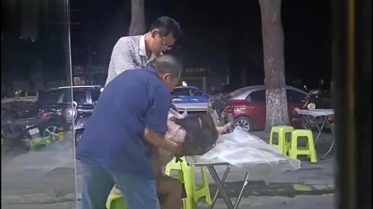 湖北街头 大爷和中年眼镜男 在路边大排档捡尸醉酒女 咸猪手摸逼揉胸 预览截图 11