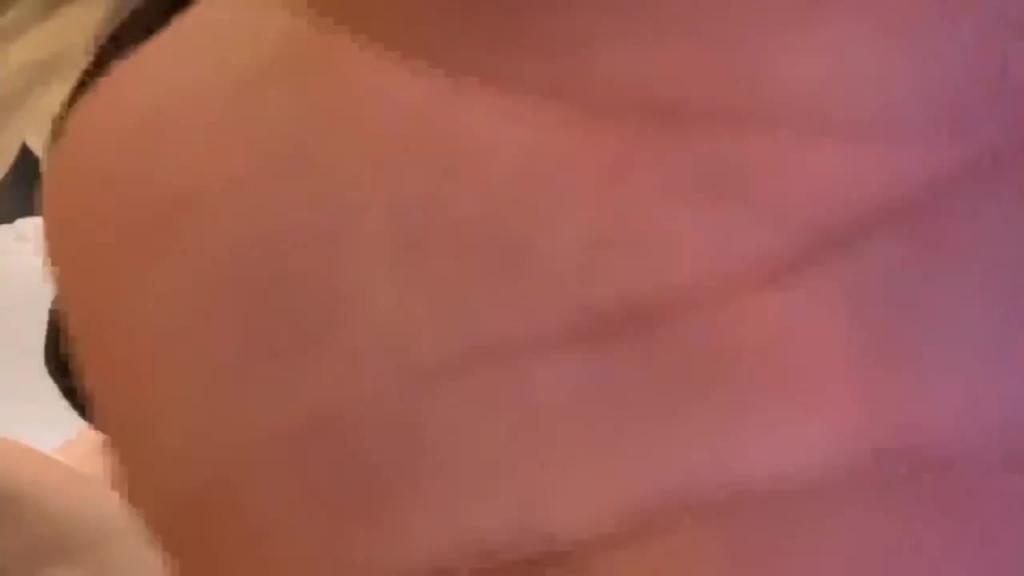 【兄妹乱伦】把妹妹调教成足球宝贝后暴力输出她的小骚穴 预览截图 1