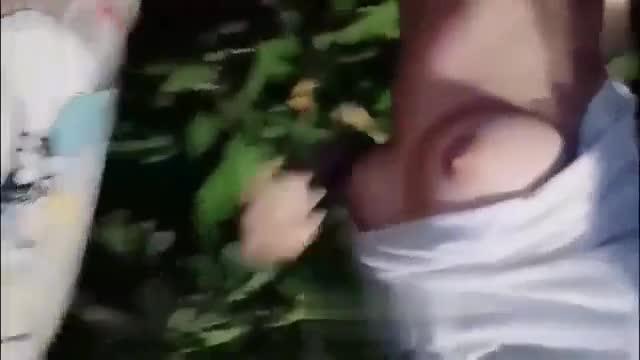 淫荡小妹大学城里附近勾引单身小哥公园草丛野战 预览截图 4