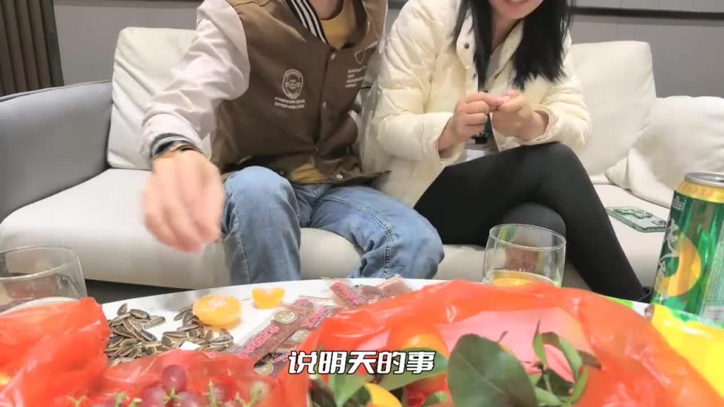 【良家眼镜妹】灌醉强扒衣服开始喊不要操爽就淫叫-瘦猴 预览截图 1