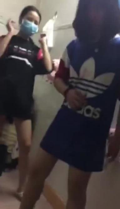 女生打架系列,争夺男友争风吃醋怀孕女生围堵在出租屋殴打 预览截图 6