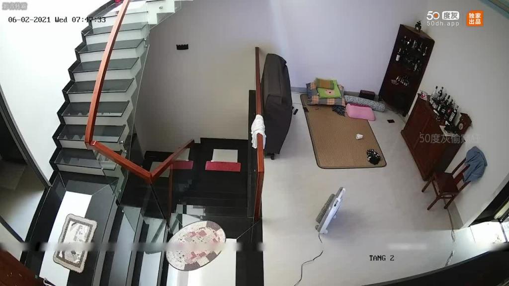 【父女乱伦】破解摄像头记录光头男持续多天大战前凸后翘的女儿 预览截图 5