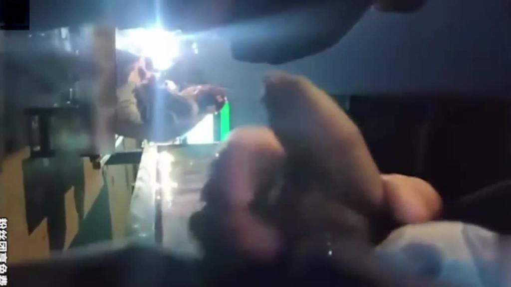 【户外街射】挑战极限刺激，当着路人射精，太刺激 预览截图 7