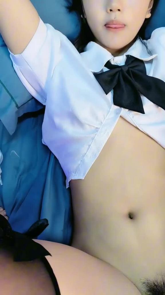 【4P群操】两个外表甜美乖巧JK装嫩妹妹第一视角抽插锰怼多毛小骚逼轮流勐干 预览截图 6