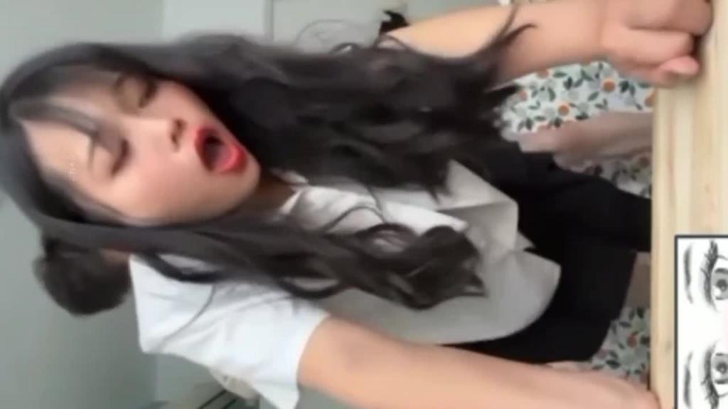【必撸精品】眼镜娘背着男友约炮,大肉棒暴起操嘴操穴;爽到翻白眼 预览截图 2