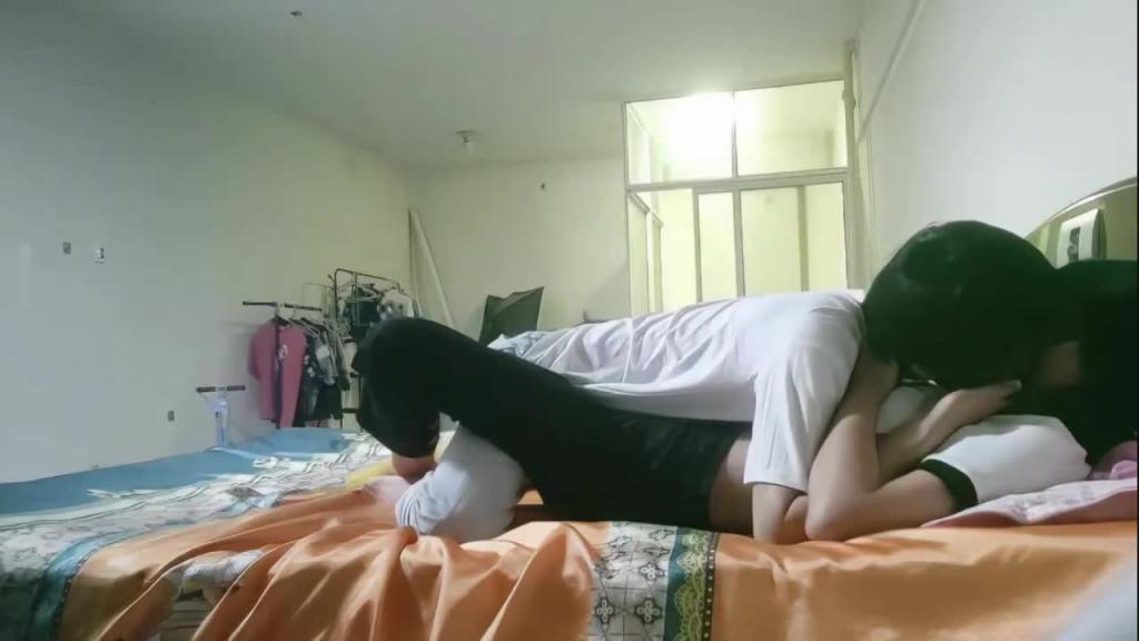 偷操朋友女友,趁朋友出差把小嫂子忽悠来按倒强操 预览截图 3