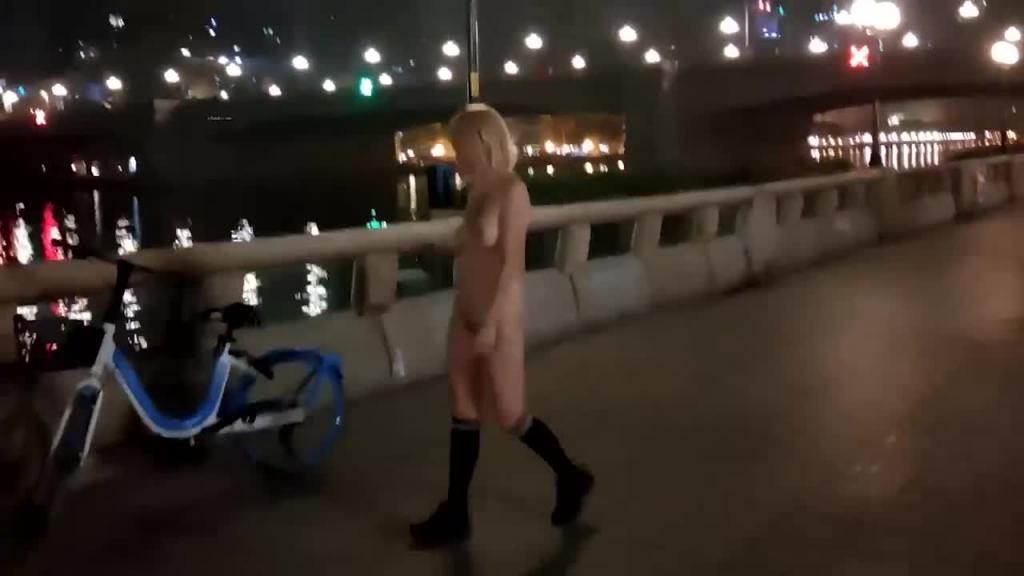 广州女菩萨 婷婷 珠江边闹市街头全裸露出漫步 身后一群围观群众惊动警察 预览截图 4