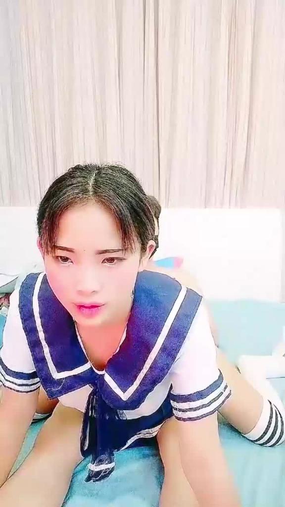 制服学妹被爆插白虎小穴 预览截图 9