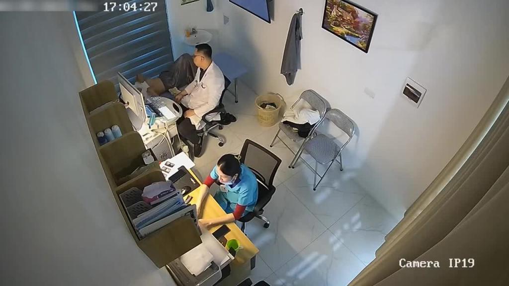 【医院3月监控】重金破解高清!猥琐男医生给漂亮女病人 预览截图 9
