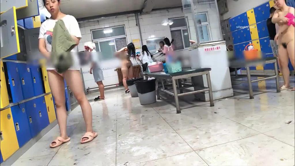 东北某大学澡堂,偷窥多位年轻学妹 预览截图 7