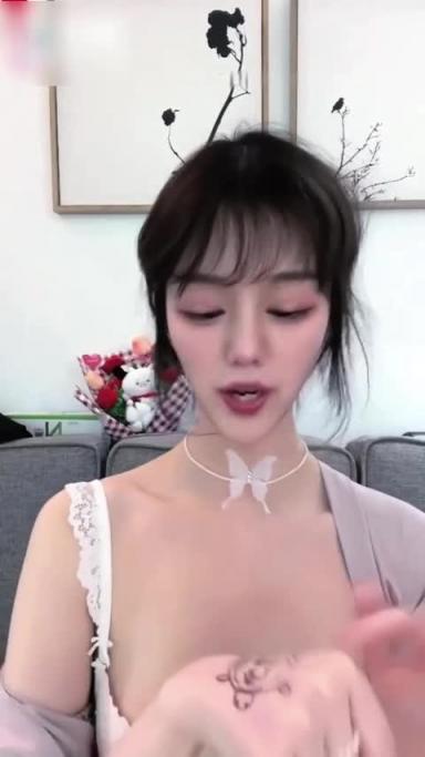 【重磅推荐极品女神下海做黄播】私密视频流出,干净肥穴好想舔 预览截图 1