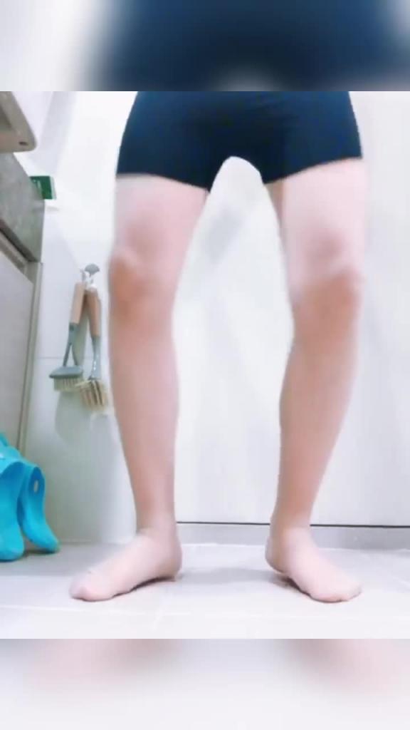 【高中妹】超美眼镜可爱高中小妹妹反差母狗楼道全裸露出自慰骚逼 预览截图 2