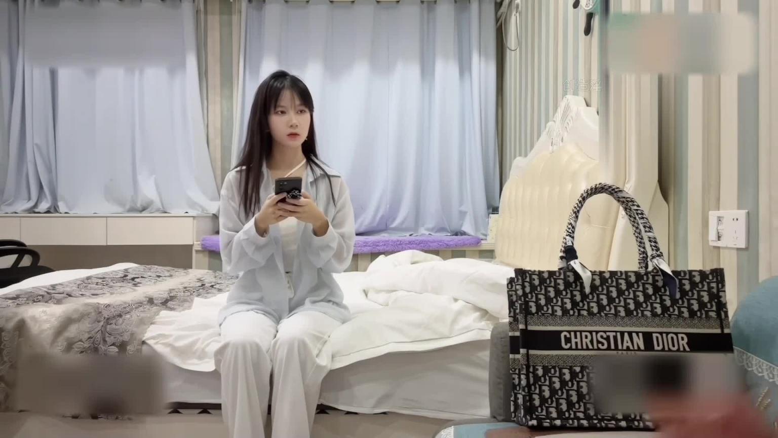 【小飞】 身材苗条的清纯学妹各种姿势抱起爆插 预览截图 3