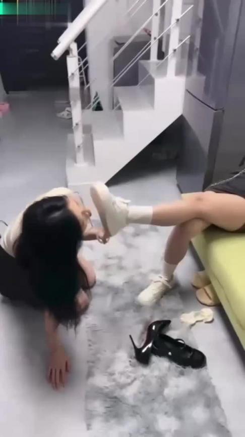 【调教女王-虐待女同性恋女奴舌吻】舔完脚在唾液舌吻,不信你不射 预览截图 8