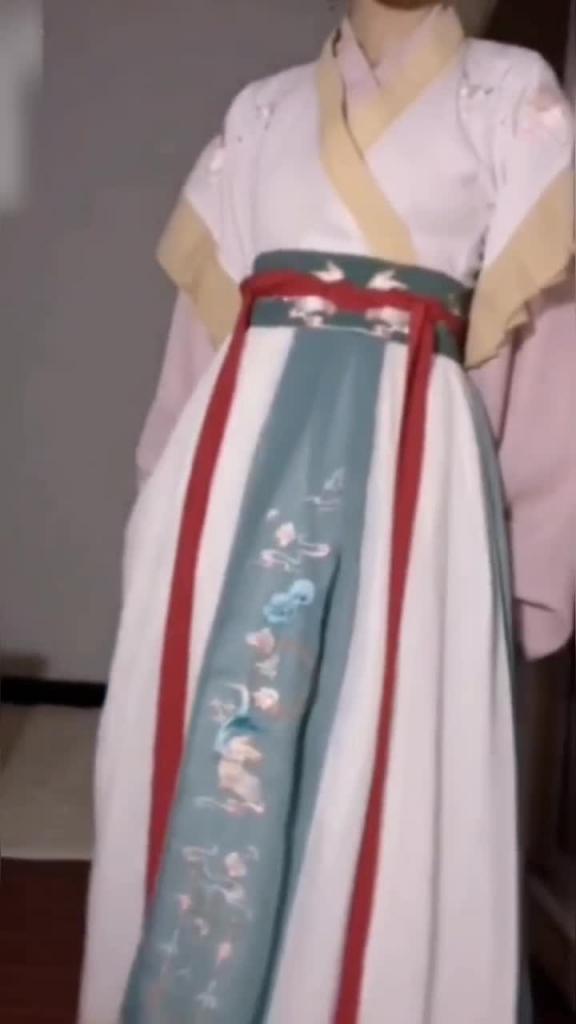 汉服清纯白嫩学生妹特反差在家裸露自拍发男友遭泄露 预览截图 1