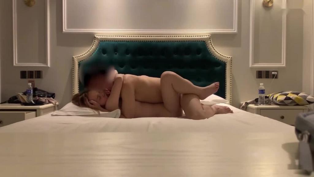 【颜值母狗】郑州工商学院女老师李鸿波背着男友偷腥 预览截图 2