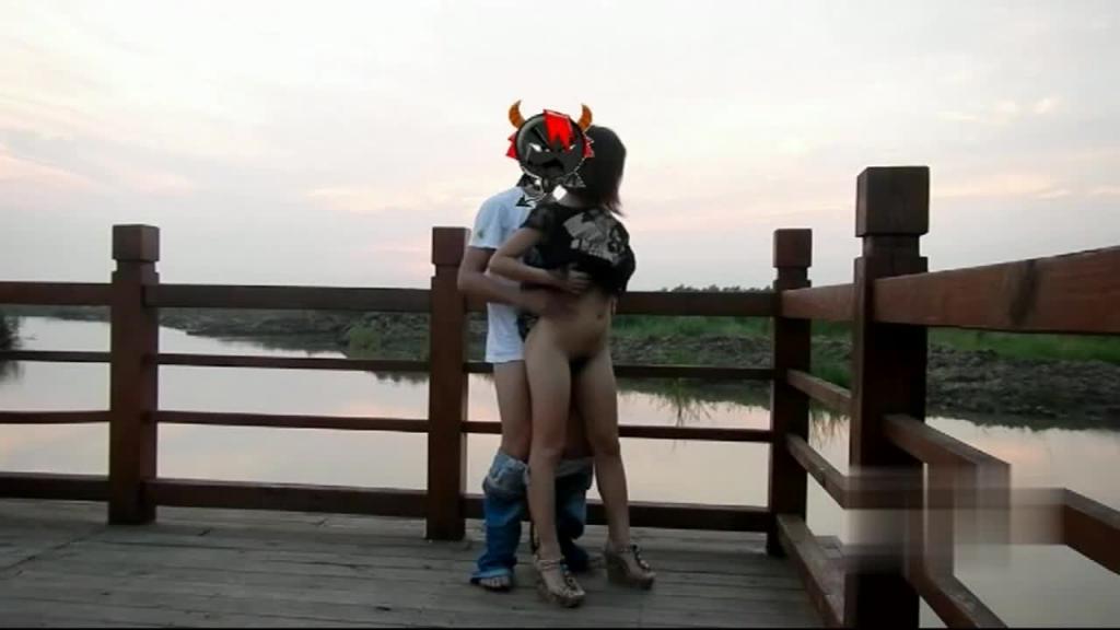 人间精灵,火遍全网美臂反差人妻【人间精灵】景区,人前放肆露出,野战车震 预览截图 9