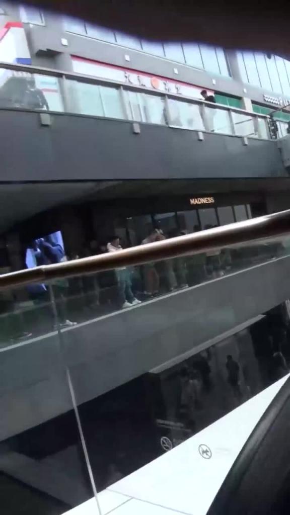 【正街大神极限抄底06】超多气质小姐姐裙内,混血短发妹 预览截图 2