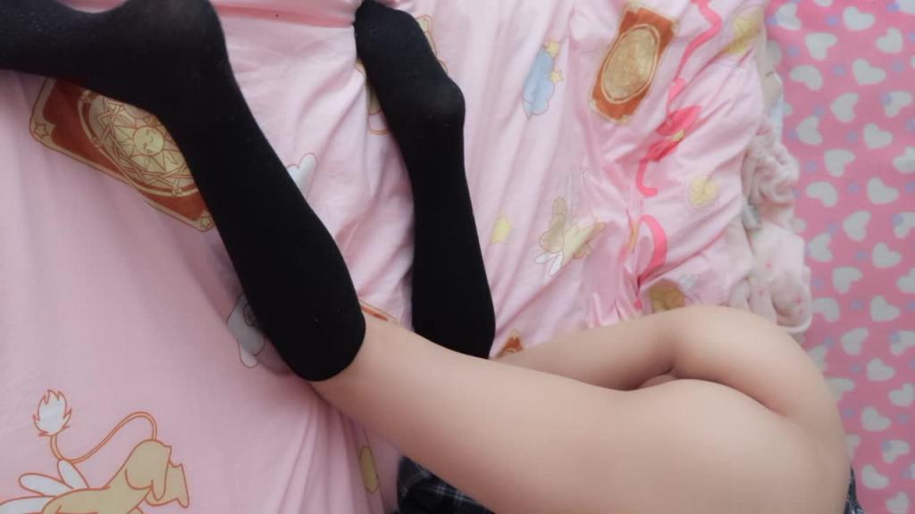 【萌白酱】顽皮学生JK制服自慰 预览截图 4