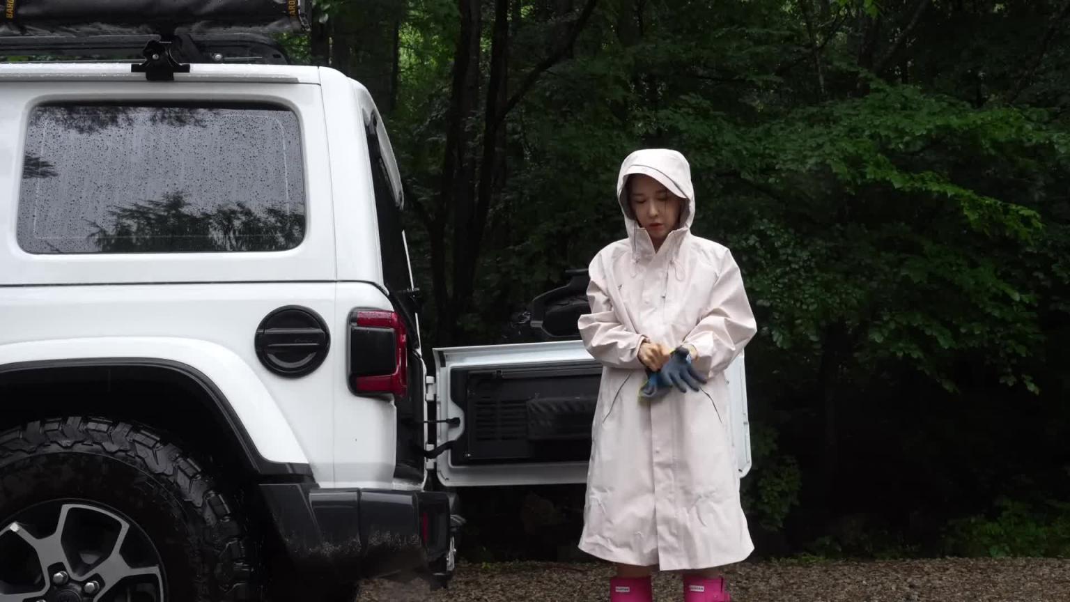 强降雨 艰苦露营 ☔ 在帐篷里放松 将防水布连接到汽车上 预览截图 1