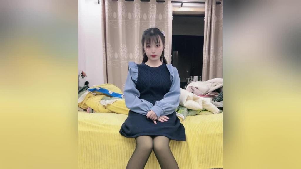 精品推荐 杭州19岁 大一新生 甜美少女 奶子真大啊，被金主包养 调教视频泄露 预览截图 1