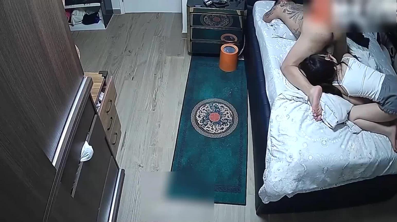 【监控流出】身材很好的少妇在儿子面前换衣给老公舔菊花吃鸡 预览截图 8