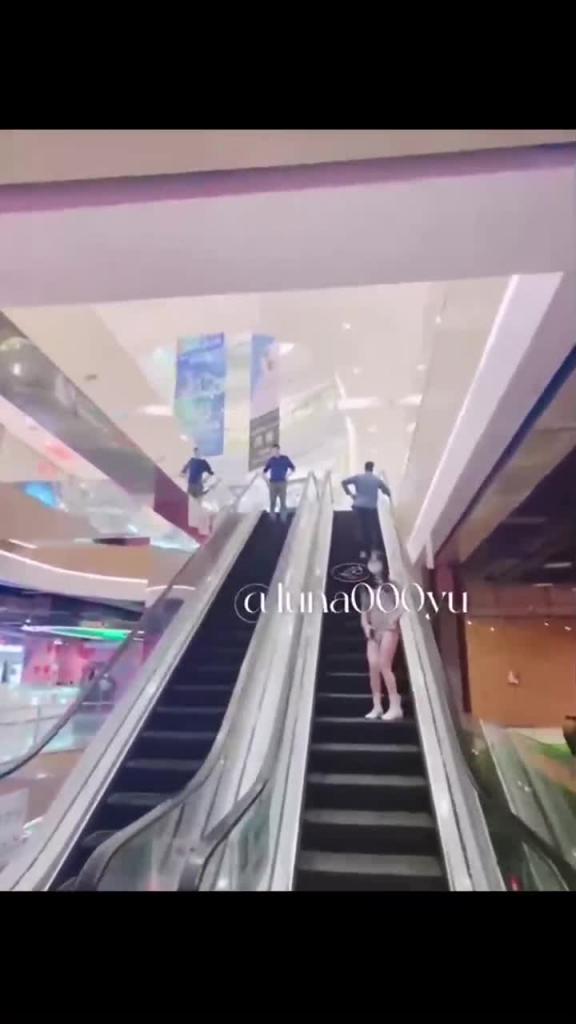 贵宾【重金定制】性瘾女神车站商场地铁人前极限啪啪内射 预览截图 4